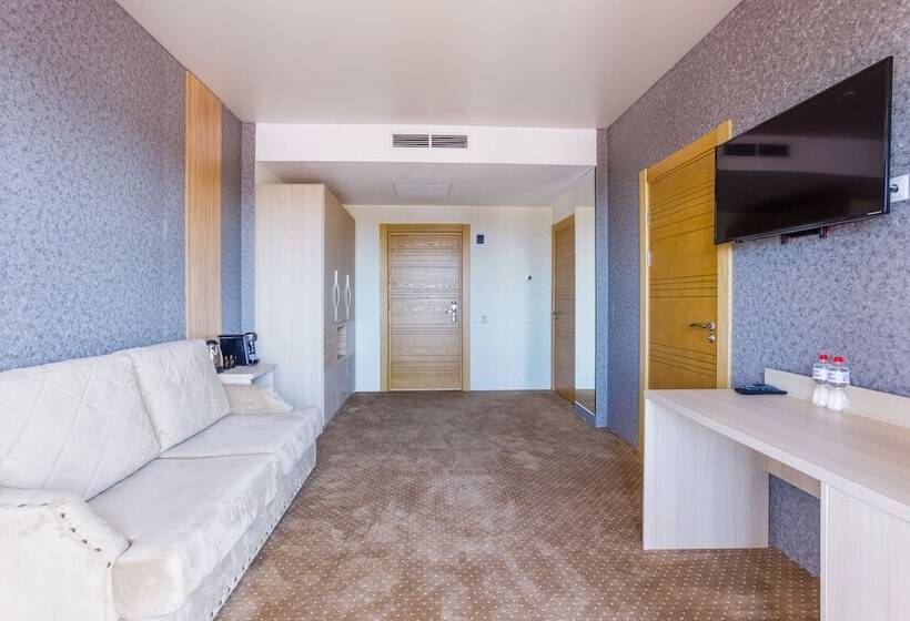 سوییت, Sunmarinn Resort