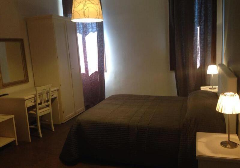 Camera Standard, Corte Loredana