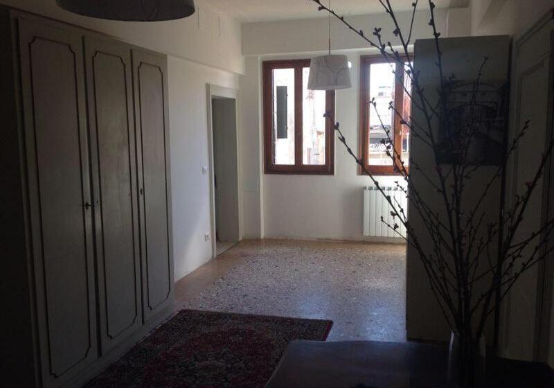 Camera Standard, Corte Loredana