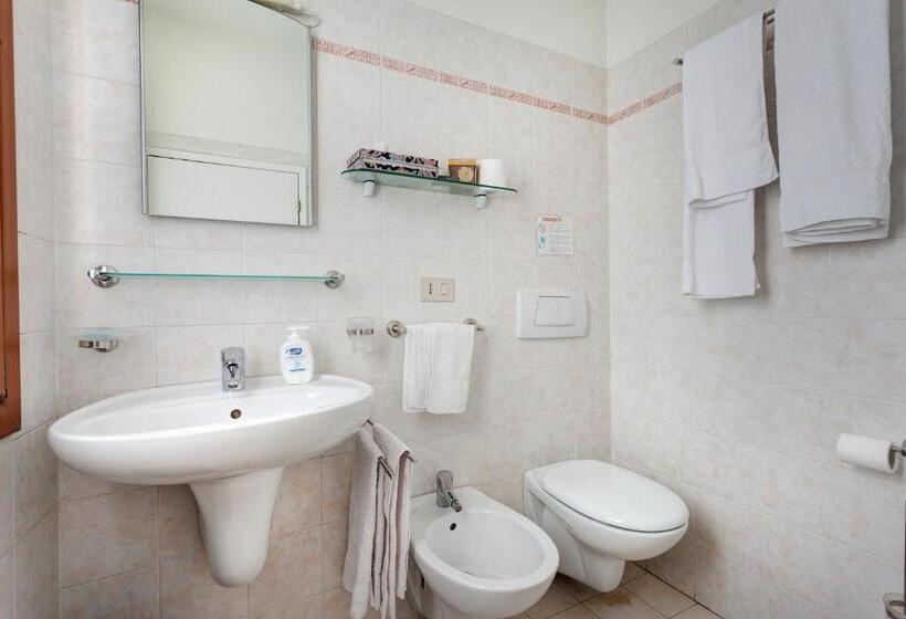 Camera Standard, Corte Loredana