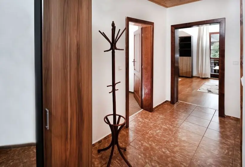آپارتمان خانوادگی, Pension Villa Kunerad