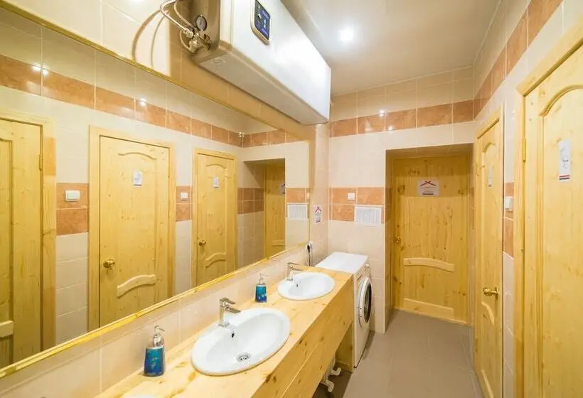 Vuode Makuusalissa, Hostel Izba
