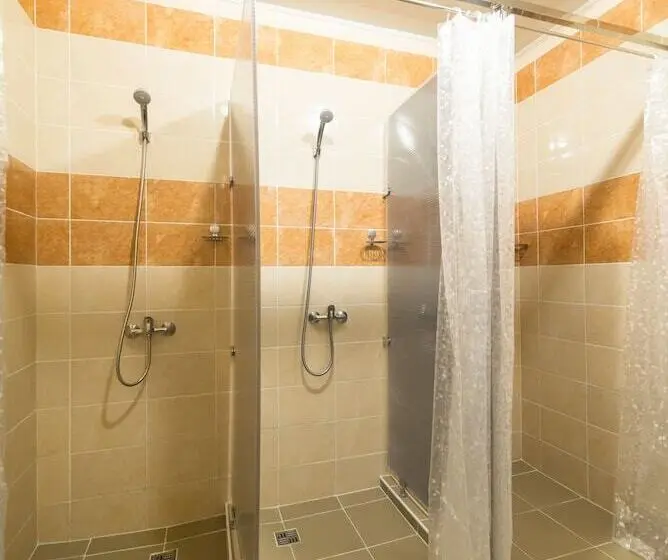 Vuode Makuusalissa, Hostel Izba