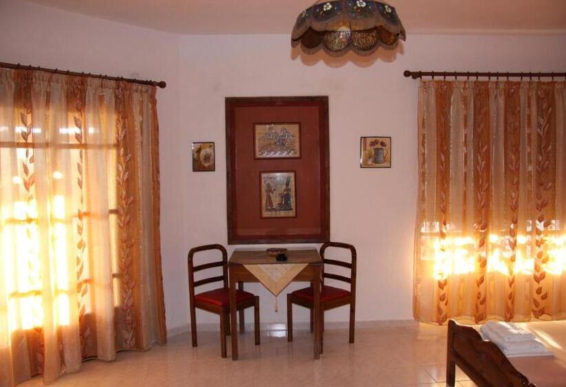 バルコニー付きスタンダードステューディオ, Mary