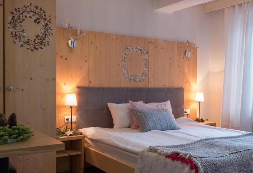 اتاق خانوادگی, Willa Pokusa