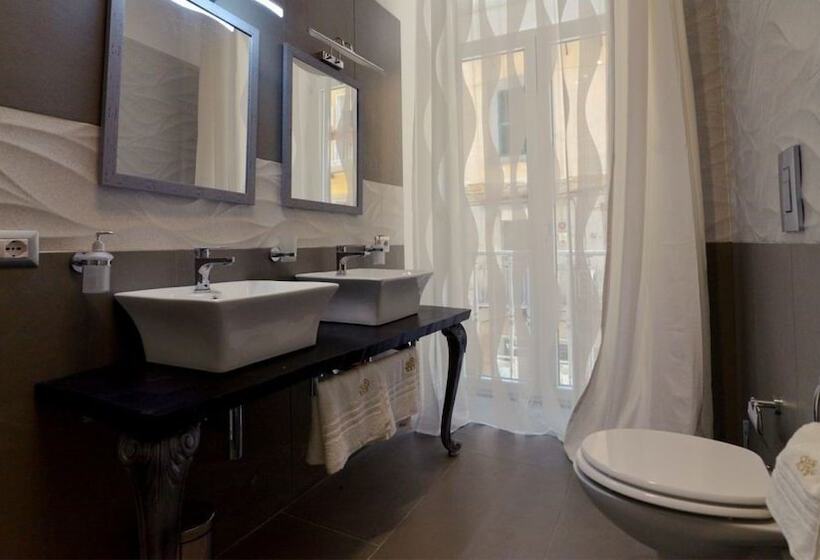 سوئیت با بالکن, Chiaia Roof