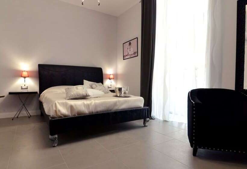 سوئیت با بالکن, Chiaia Roof