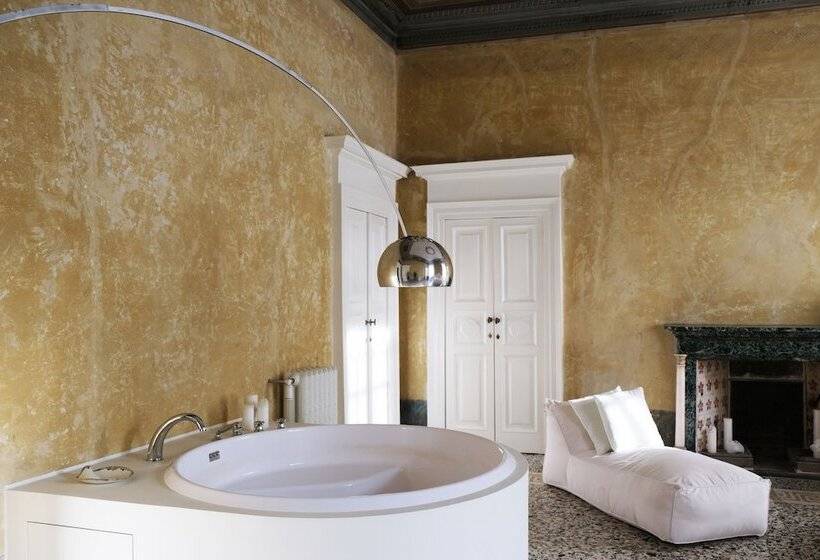 جناح ديلوكس, Palazzo Albricci Peregrini