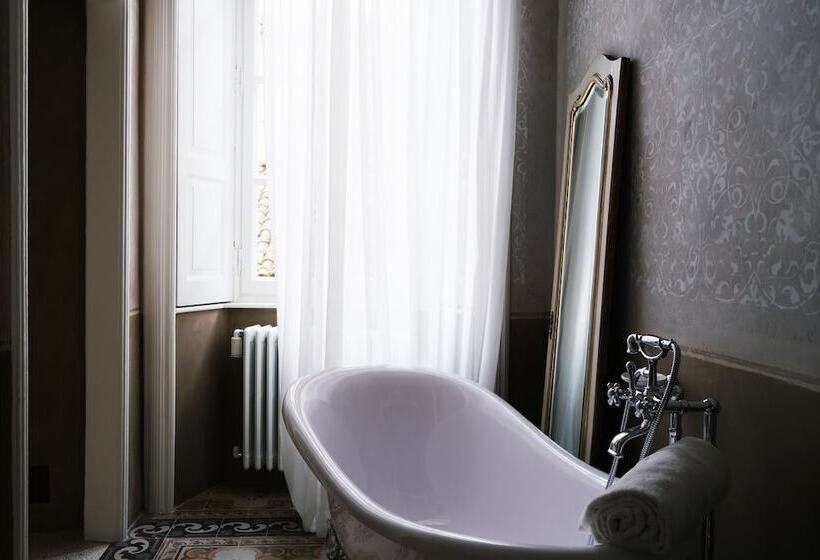 جناح ديلوكس, Palazzo Albricci Peregrini