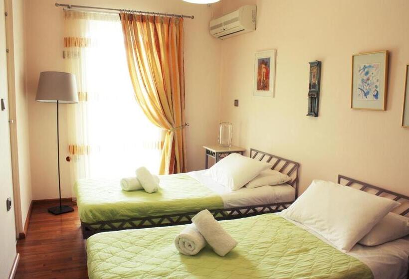 غرفة قياسية مزوَّدة بشُرفة, Veggie Garden Athens B&b