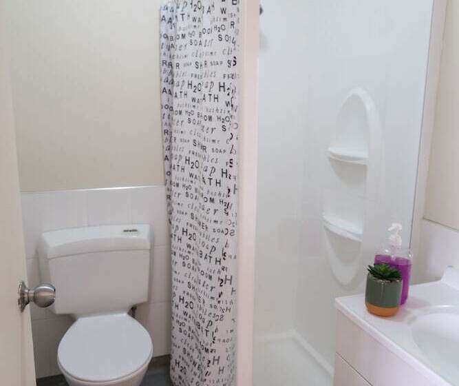 מיטה בחדר מעונות עם מקלחת משותפת, Choice Backpackers