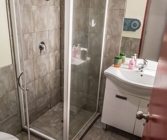 חדר סטנדרד יחיד חדר אמבטיה משותף, Choice Backpackers