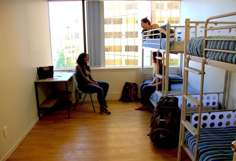 מיטה בחדר מעונות עם מקלחת משותפת, Choice Backpackers