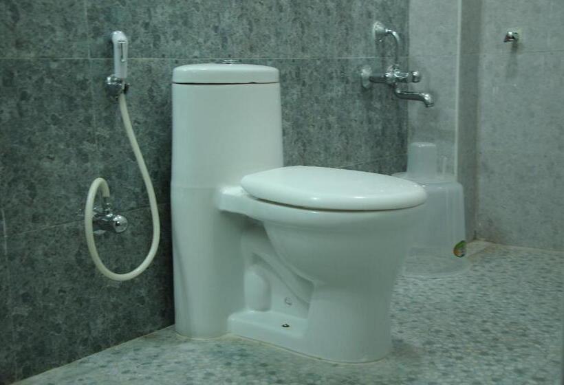 Quarto Deluxe, Cinnamon Residency