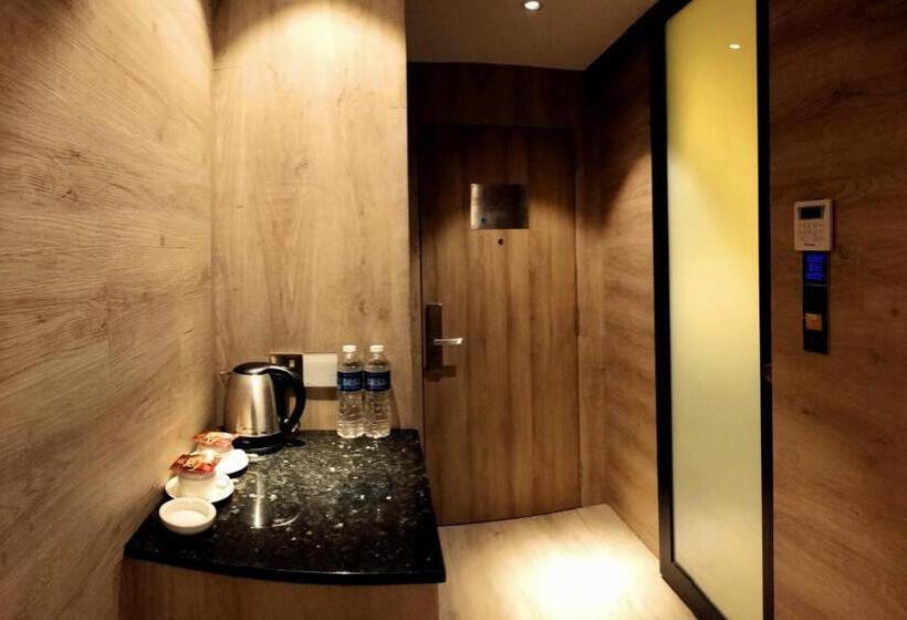 סטודיו סטנדרט עם מרפסת, Legend Boutique