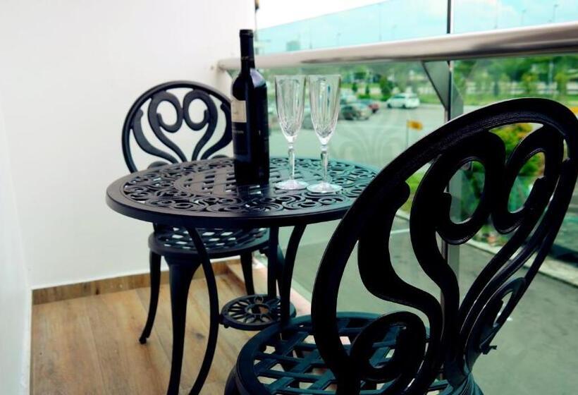 סטודיו סטנדרט עם מרפסת, Legend Boutique