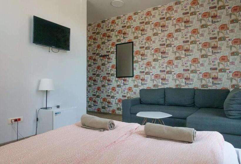 Студия Стандарт, Trip & Hostel