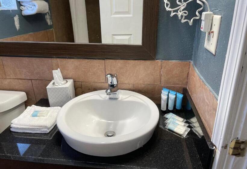 شقة غرفة واحدة, Annie Oakley Motel Oakley