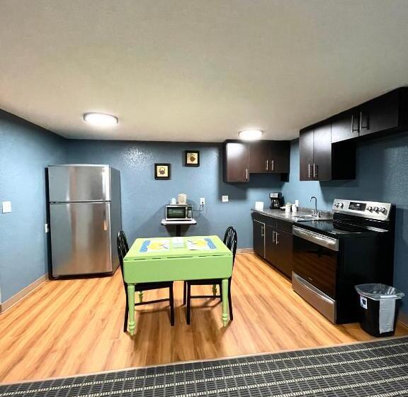 شقة غرفة واحدة, Annie Oakley Motel Oakley