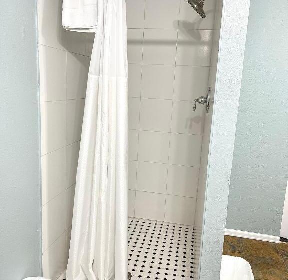 شقة غرفة واحدة, Annie Oakley Motel Oakley