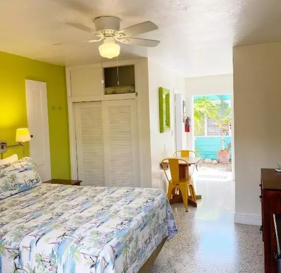 プールビュースタンダードステューディオ, Alexander Palms Court   No Hidden Resort Fees!