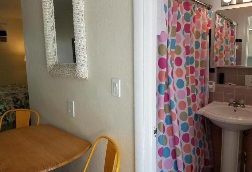 Студио Стандарт Вид на Бассейн, Alexander Palms Court   No Hidden Resort Fees!