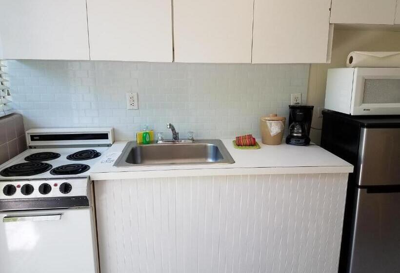 Студио Стандарт Вид на Бассейн, Alexander Palms Court   No Hidden Resort Fees!