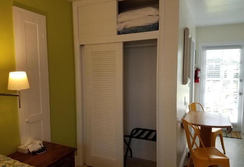 Студио Стандарт Вид на Бассейн, Alexander Palms Court   No Hidden Resort Fees!