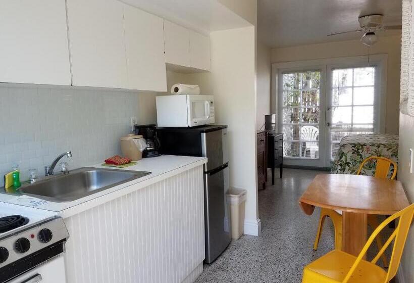 Студио Стандарт Вид на Бассейн, Alexander Palms Court   No Hidden Resort Fees!