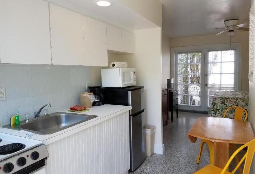 Студио Стандарт Вид на Бассейн, Alexander Palms Court   No Hidden Resort Fees!