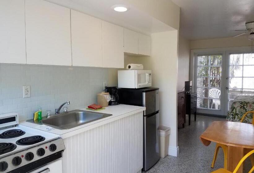 Студио Стандарт Вид на Бассейн, Alexander Palms Court   No Hidden Resort Fees!