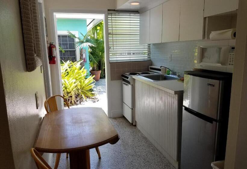 Студио Стандарт Вид на Бассейн, Alexander Palms Court   No Hidden Resort Fees!