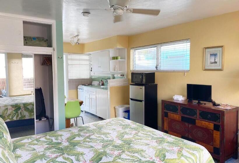 Студио Стандарт Вид на Бассейн, Alexander Palms Court   No Hidden Resort Fees!