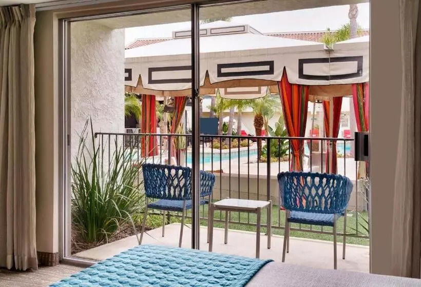 اتاق استاندارد با چشم‌انداز استخر, Atrium Hotel Orange County