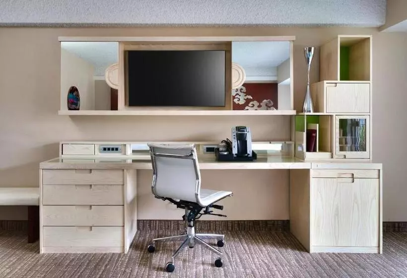 اتاق استاندارد با چشم‌انداز استخر, Atrium Hotel Orange County