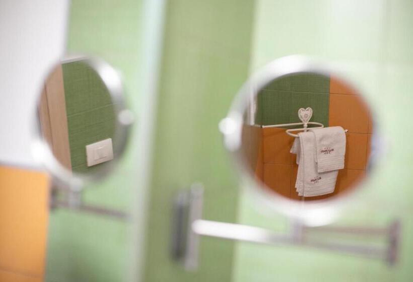 اتاق استاندارد سه نفره, Belle Epoque B&b