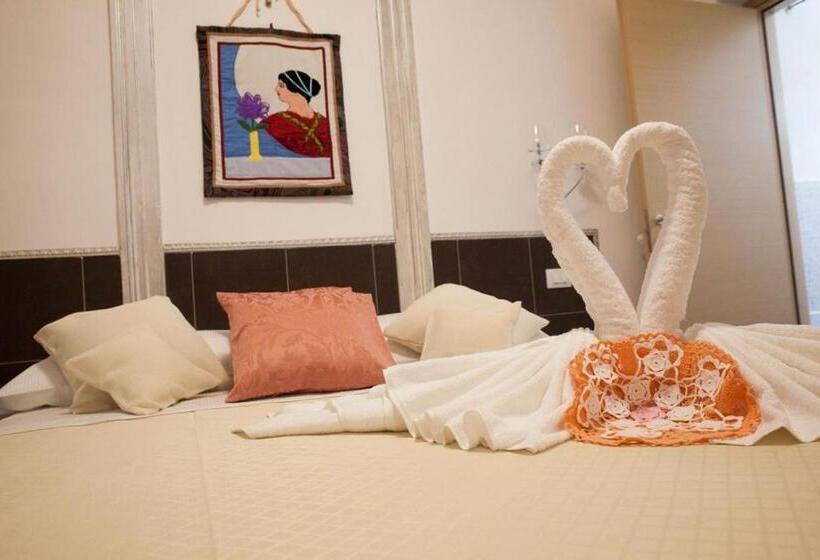 سوییت جونیور, Belle Epoque B&b