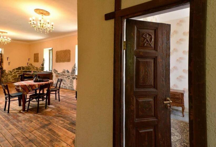 اتاق یک تخته با چشم‌انداز باغ, Master S House Dayan