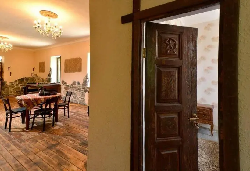 اتاق یک تخته با چشمانداز باغ, Master S House Dayan