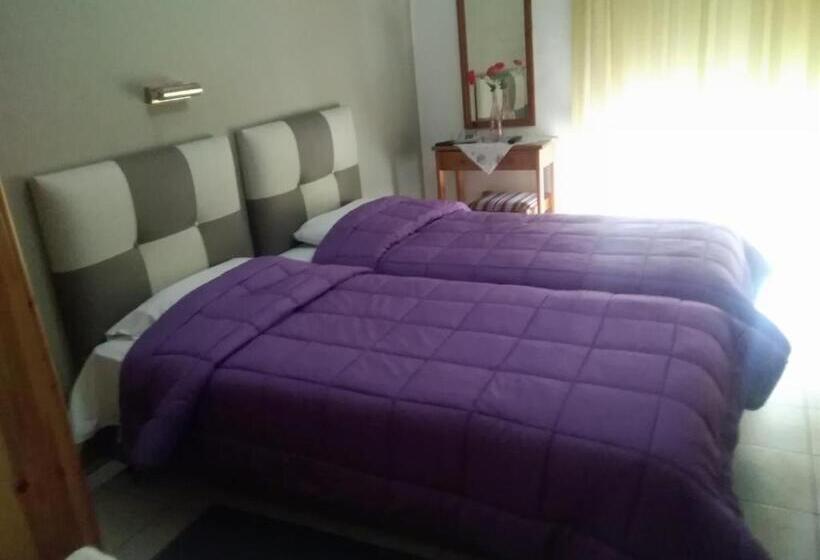 غرفة قياسية مطلّة علي البحر, Pyrassos