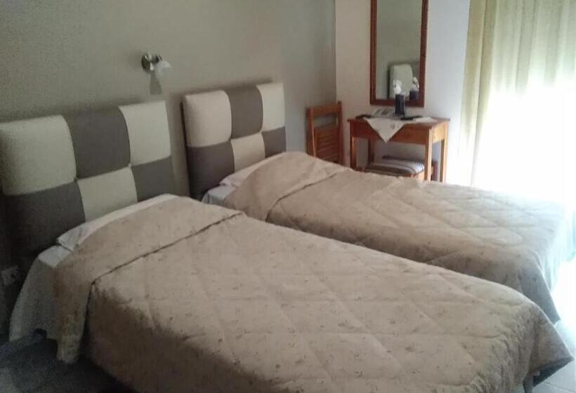 غرفة قياسية مطلّة علي البحر, Pyrassos