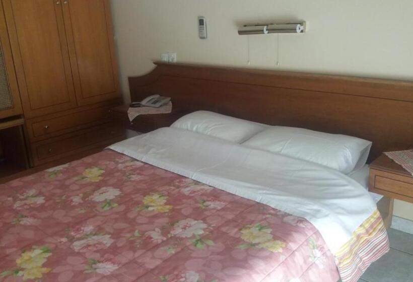 غرفة قياسية مطلّة علي البحر, Pyrassos