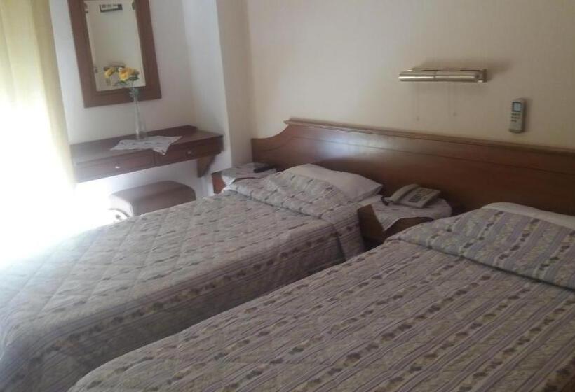 غرفة قياسية مطلّة علي البحر, Pyrassos