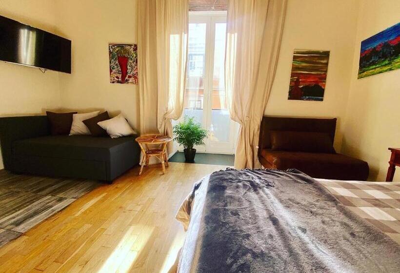 استودیوی استاندارد, Corso 211 Beds & Suites