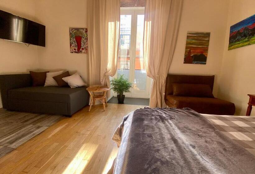 استودیوی استاندارد, Corso 211 Beds & Suites