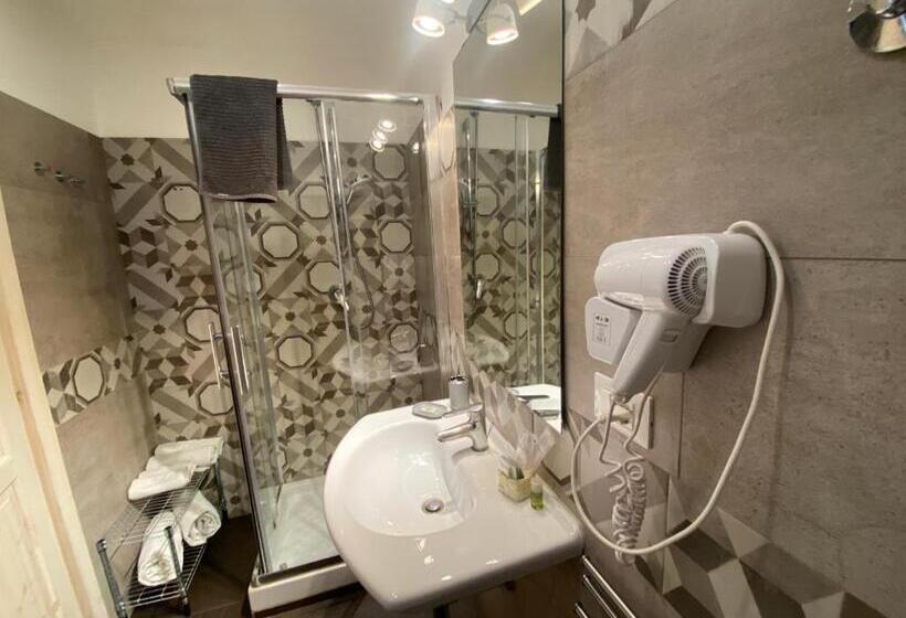 اتاق استاندارد سه نفره, Corso 211 Beds & Suites