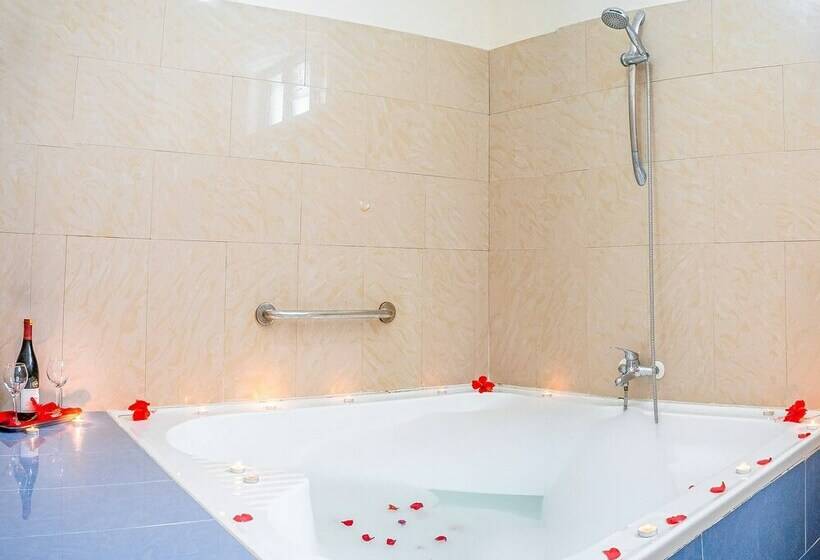 سوئیت سلطنتی 2 خوابه, Sun N Sand Beach Resort