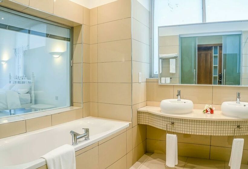 سوئیت مدیریتی 2 خوابه, Sun N Sand Beach Resort