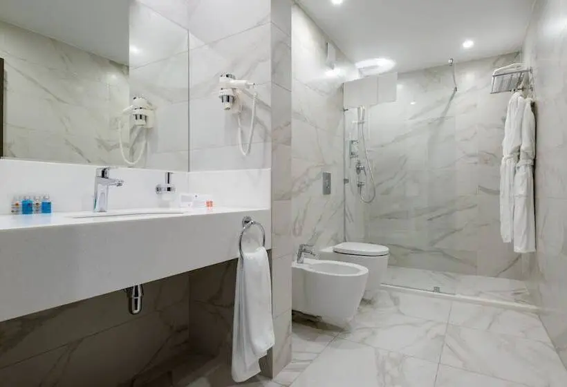 اتاق سوپریور سه تخته, Azimut Hotel Kyzyl