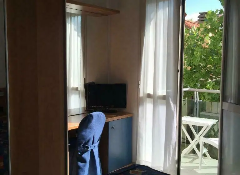 Standard Kolmen Hengen Huone, Athena